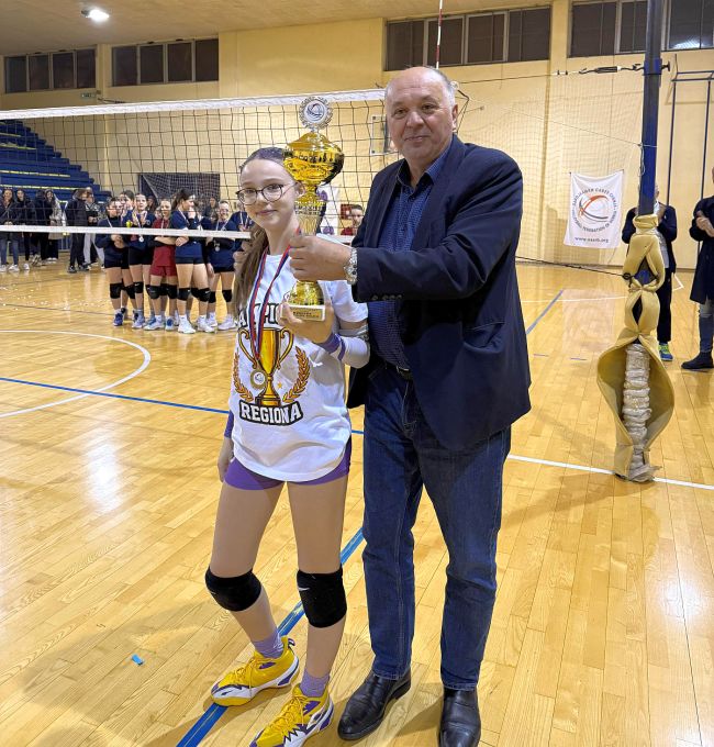 aaaPobednički pehar u rukama Lane Stanković